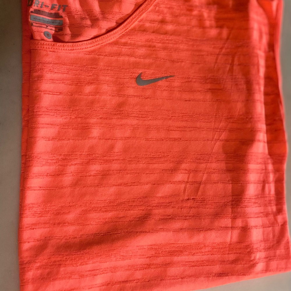 Nike light tee , worn about 3 times, great condition, neon pink, cute !